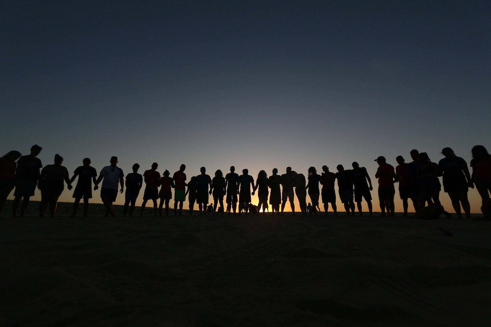Quelle: pixabay.de / ninosouza, https://pixabay.com/de/photos/menschen-freunde-zusammen-gl%c3%bccklich-4050698/, Freie kommerzielle Nutzung Kein Bildnachweis nötig Gruppe Menschen im Gegenlicht