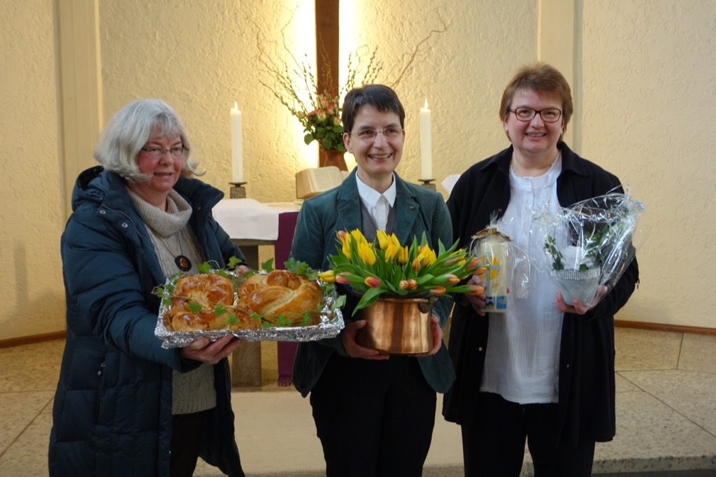 Brunhilde Gräf und Petra Eichhorn überreichten Pfarrerin Moser einige Präsente.