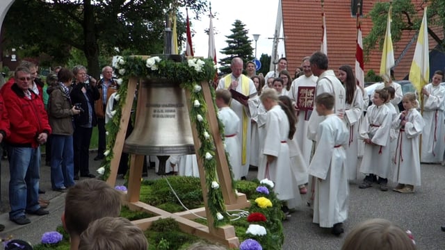 Läuten der Glocke durch die Ministranten