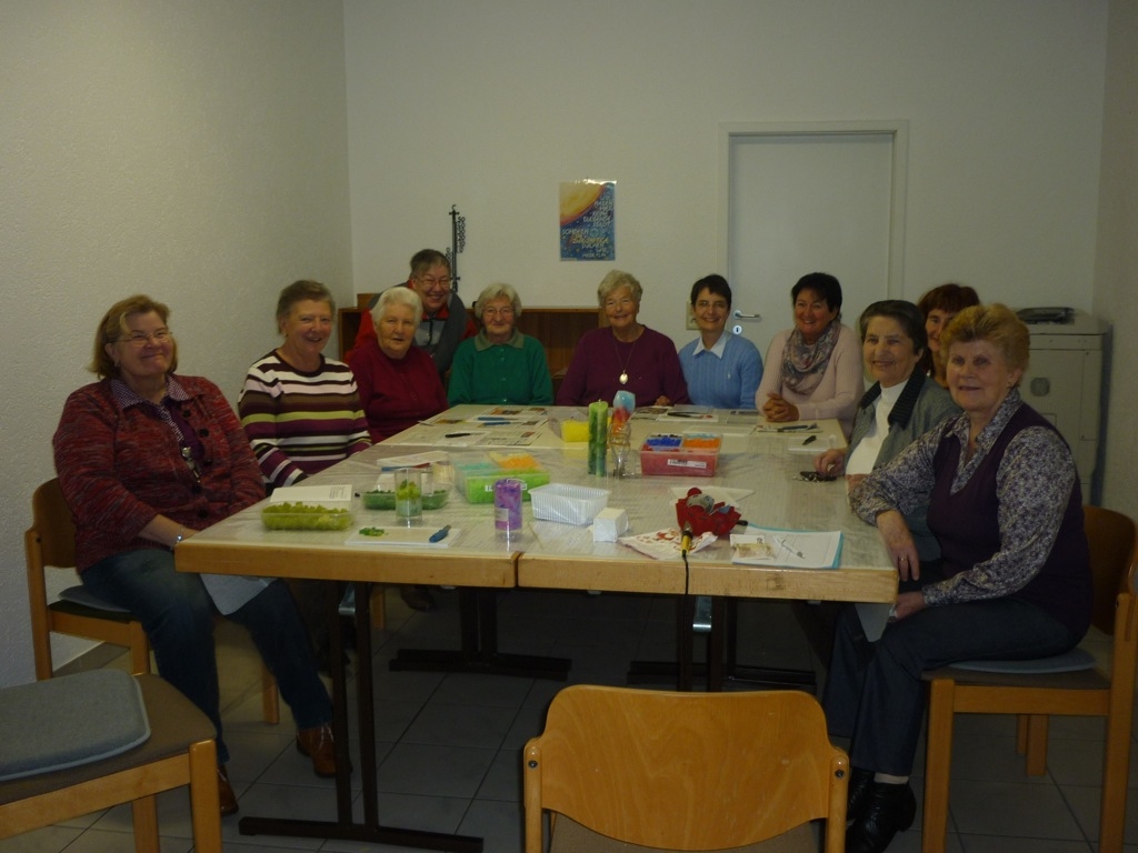 Viel Spass hatten alle Beteiligten beim Kerzengiessen.