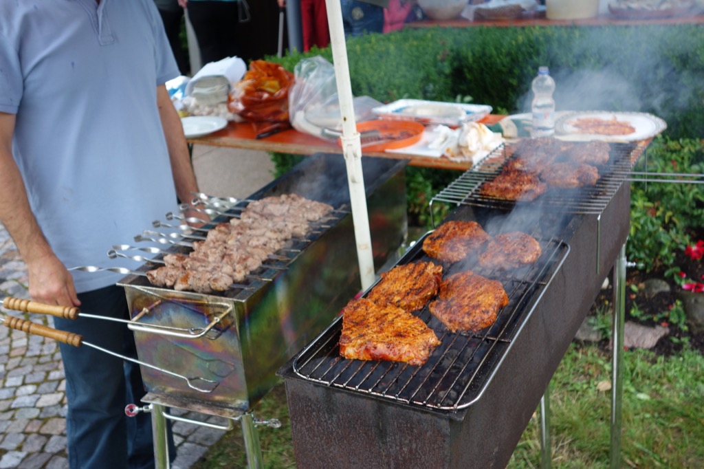 An diesem leckeren Grillgut konnten sich die Besucher des Pfarrwäldchenfestes laben!