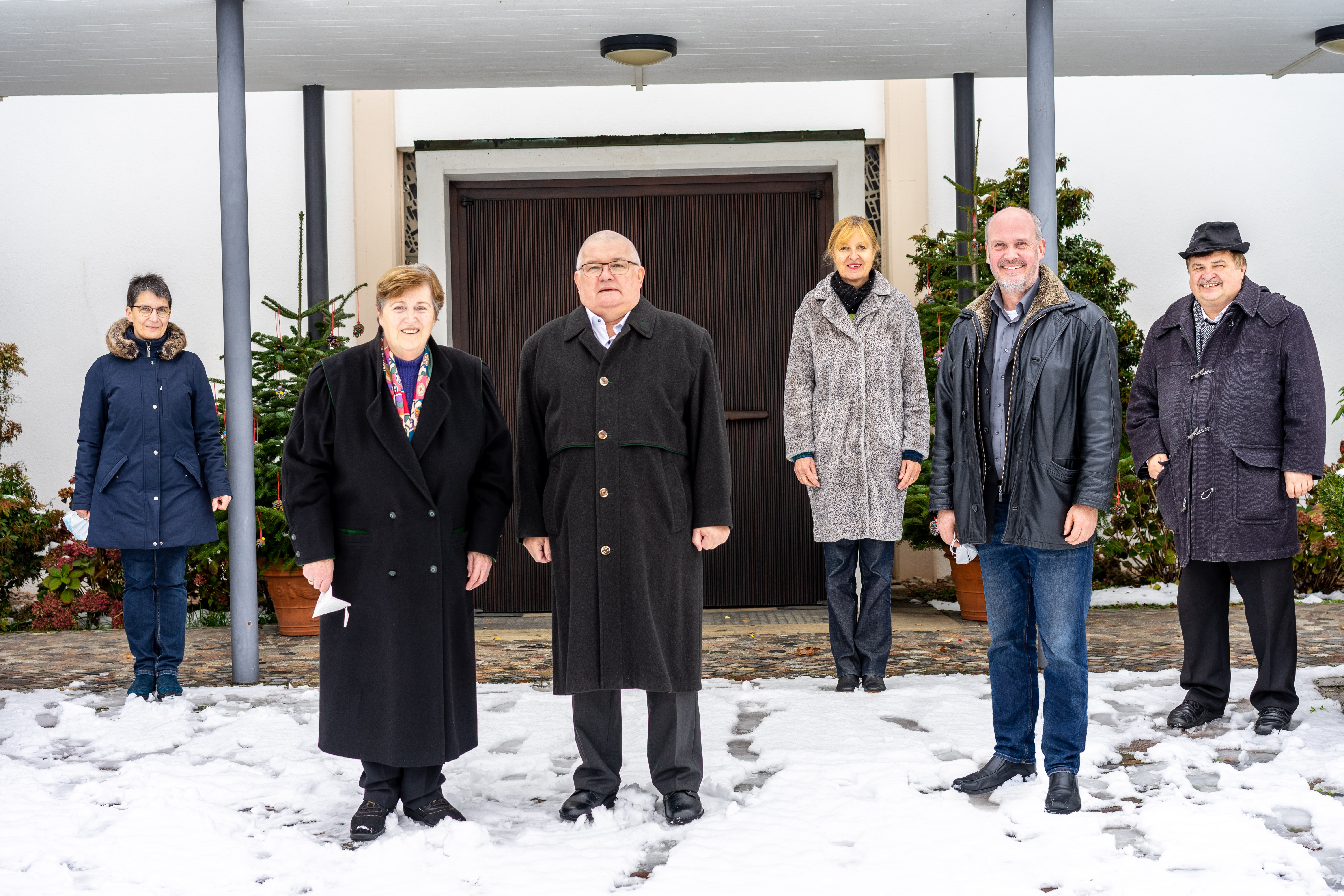 von links: Pfarrerin Heidrun Moser, Christel Weigelt und Prof. Dr. Klaus Weigelt, Doris Kohler von der Nachbarschaftshilfe Albbruck, Bürgermeister Stefan Kaiser, Pfarrer Klaus Fietz